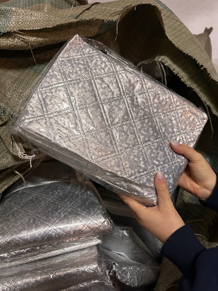 mały import z chin produktów zapakowanych w kartonach