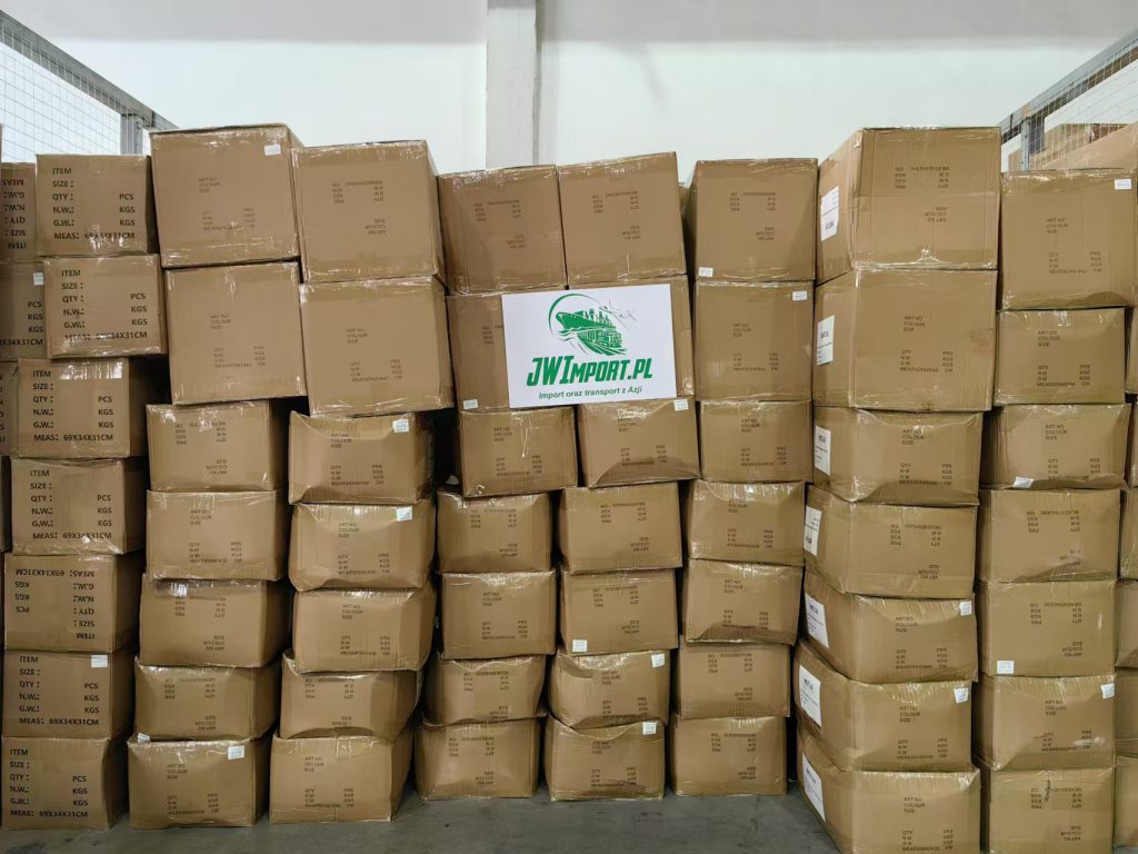 Zdjęcie przedstawia zapakowane paczki, który zostały importowane z Chin. Na zdjęciu jest logo firmy jwimport.pl. Temat artykułu: FOB - co to znaczy i jakie są warunki dostawy dla tego modelu?