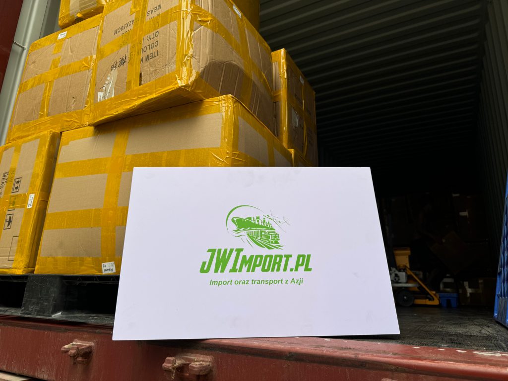 Zdjęcie przedstawia magazyn, w którym znajdują się zapakowane paczki do importu z Chin. Na pierwszym planie jest karta z logo firmy JWImport która zajmuje się import oraz transport z Azji. Temat: Cło Antydumpingowe - jak legalnie ominąć cło na towary z Chin?