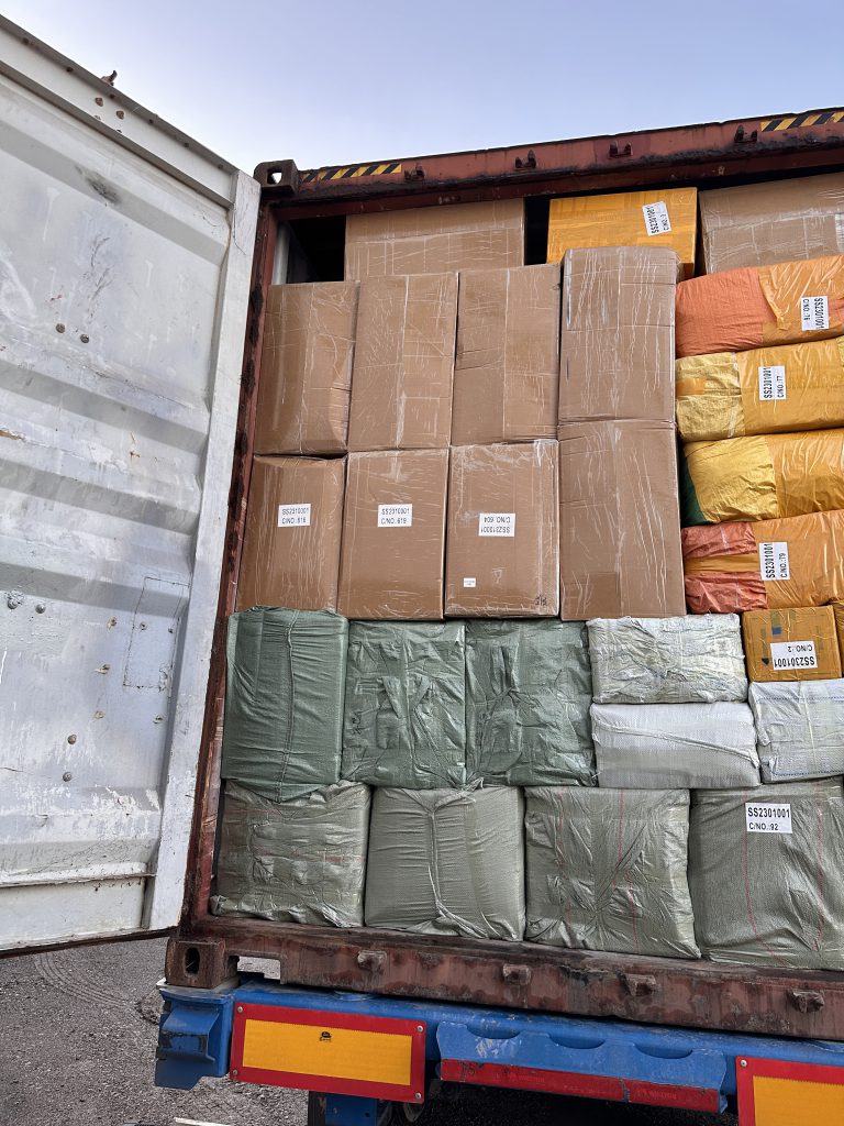 Zdjęcie przedstawia zapakowane paczki do załadunku. Temat: Jak przebiega kontrola jakości podczas importu towarów z Chin?